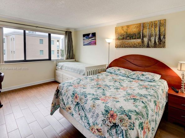 301 Golden Isles Dr 502, Hallandale Beach FL 33009