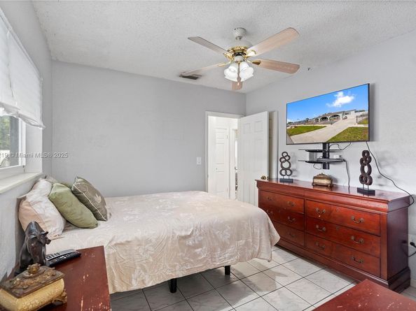 451 W 39th St, Hialeah FL 33012