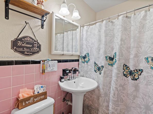 451 W 39th St, Hialeah FL 33012