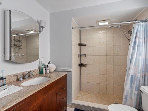 451 W 39th St, Hialeah FL 33012