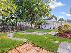 6825 SW 12th St, Pembroke Pines FL 33023