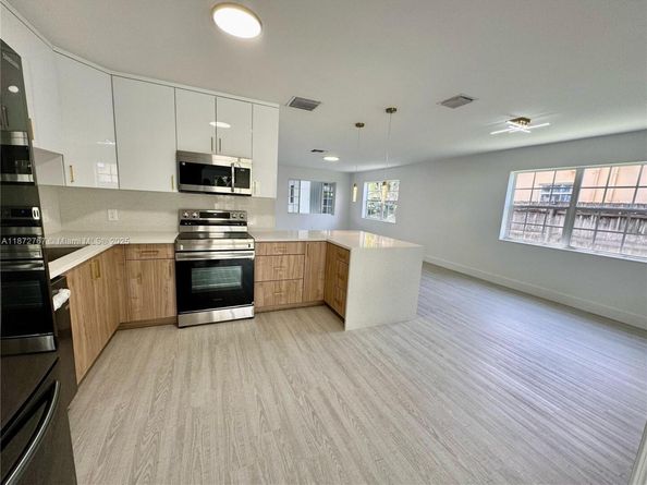 6825 SW 12th St, Pembroke Pines FL 33023