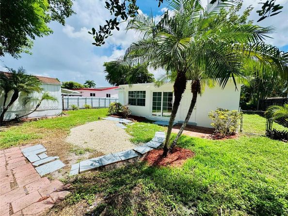 6825 SW 12th St, Pembroke Pines FL 33023