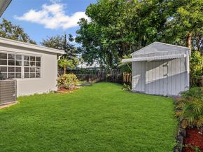 6825 SW 12th St, Pembroke Pines FL 33023