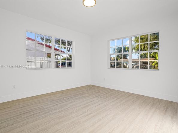 6825 SW 12th St, Pembroke Pines FL 33023