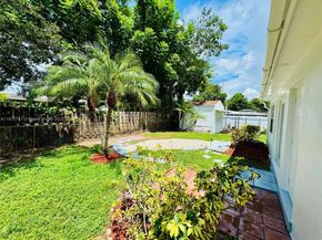 6825 SW 12th St, Pembroke Pines FL 33023