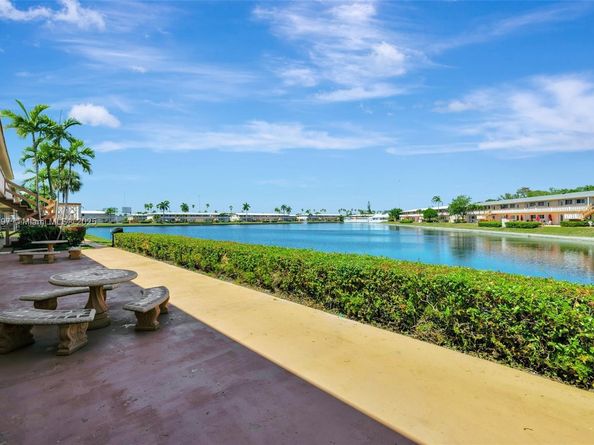 1012 SW 11th St 20N, Hallandale Beach FL 33009