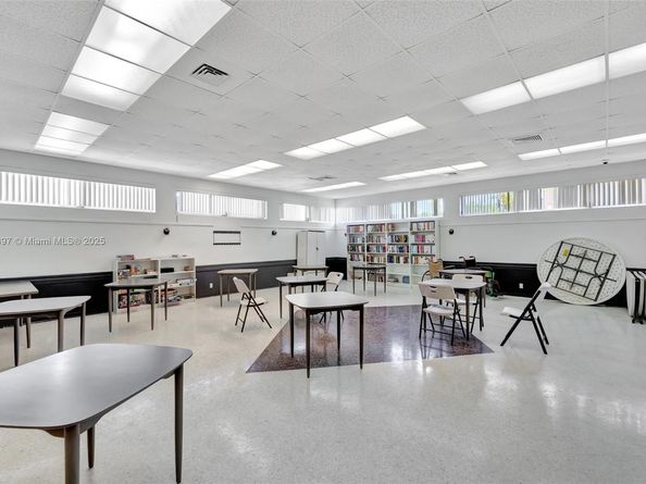 1012 SW 11th St 20N, Hallandale Beach FL 33009