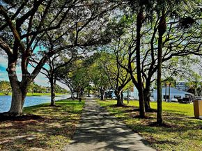 16850 S Glades Dr 8G, North Miami Beach FL 33162