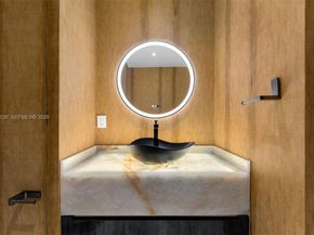 900 Biscayne Blvd 4202, Miami FL 33132