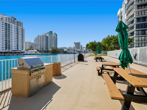 800 Parkview Dr 1021, Hallandale Beach FL 33009