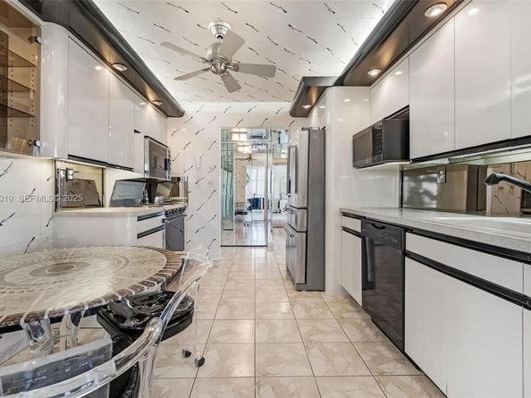 800 Parkview Dr 1021, Hallandale Beach FL 33009