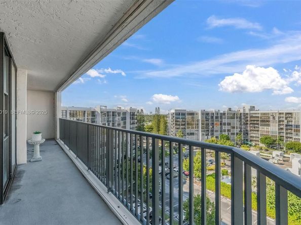 800 Parkview Dr 1021, Hallandale Beach FL 33009