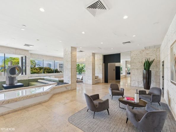 1000 W Island Blvd 2911, Aventura FL 33160