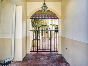 920 Captiva Dr, Hollywood FL 33019