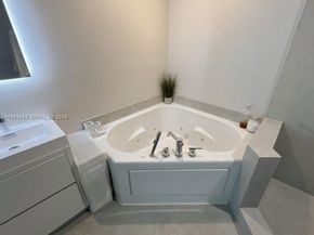 3029 NE 188th St 822, Aventura FL 33180