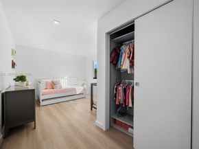 1077 Golden Cane Dr, Weston FL 33327