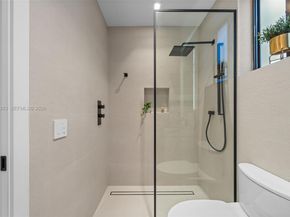 1077 Golden Cane Dr, Weston FL 33327