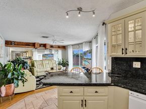 9530 NW 16th St, Plantation FL 33322