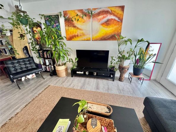 330 74th St 15, Miami Beach FL 33141