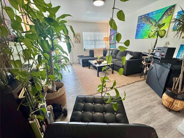 330 74th St 15, Miami Beach FL 33141