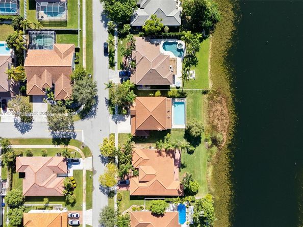 1008 NW 180th Ave, Pembroke Pines FL 33029