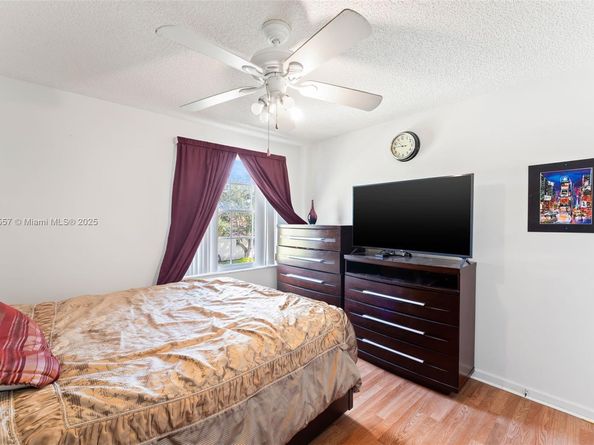 1008 NW 180th Ave, Pembroke Pines FL 33029