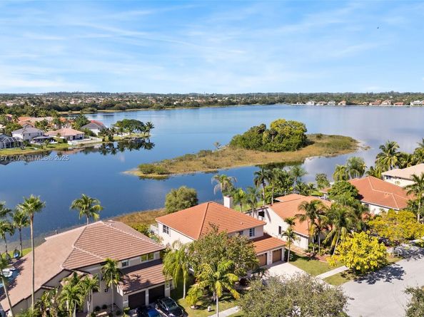 1008 NW 180th Ave, Pembroke Pines FL 33029