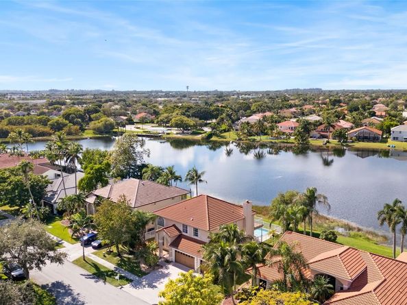 1008 NW 180th Ave, Pembroke Pines FL 33029