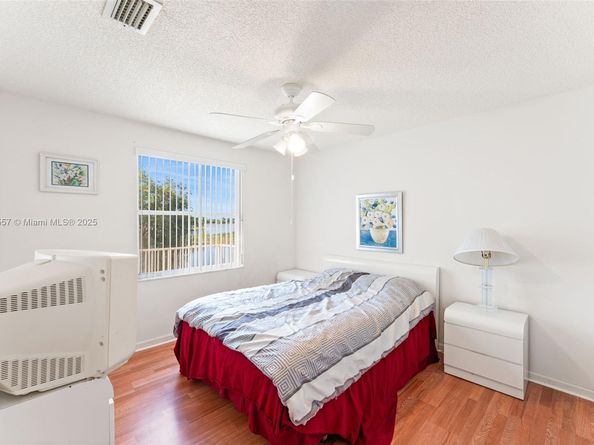 1008 NW 180th Ave, Pembroke Pines FL 33029