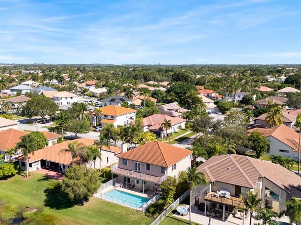 1008 NW 180th Ave, Pembroke Pines FL 33029