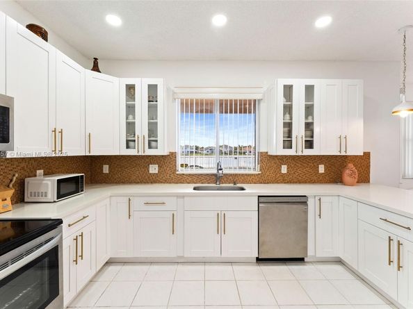 1008 NW 180th Ave, Pembroke Pines FL 33029