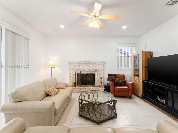 1008 NW 180th Ave, Pembroke Pines FL 33029