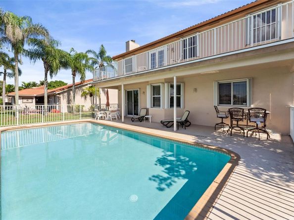 1008 NW 180th Ave, Pembroke Pines FL 33029