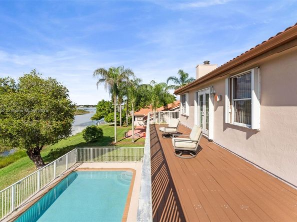 1008 NW 180th Ave, Pembroke Pines FL 33029