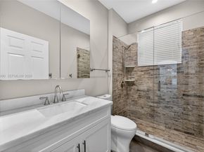 1776 Victoria Pointe Cir, Weston FL 33327