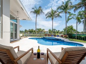 1776 Victoria Pointe Cir, Weston FL 33327