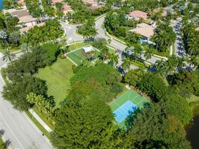 1776 Victoria Pointe Cir, Weston FL 33327