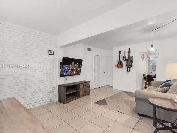 5844 Garfield St, Hollywood FL 33021