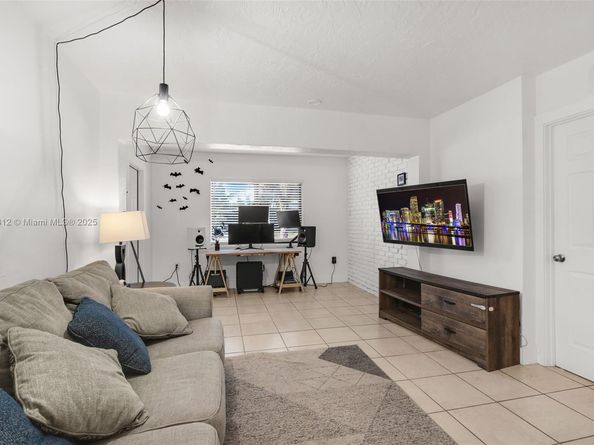 5844 Garfield St, Hollywood FL 33021