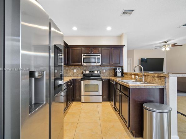 1020 NE 207th Ter, Miami FL 33179