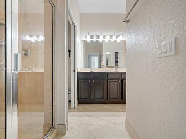 1020 NE 207th Ter, Miami FL 33179