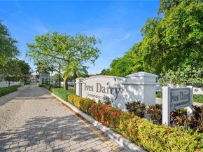 1020 NE 207th Ter, Miami FL 33179