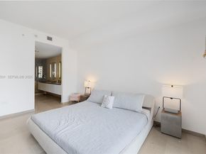 88 SW 7th St 1010, Miami FL 33130