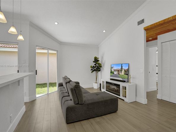 1405 Seagrape Cir, Weston FL 33326