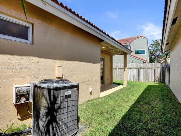 1405 Seagrape Cir, Weston FL 33326