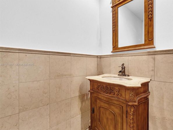 21 SE 3rd Ave, Hallandale Beach FL 33009