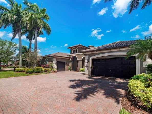561 E Enclave Cir E, Pembroke Pines FL 33027
