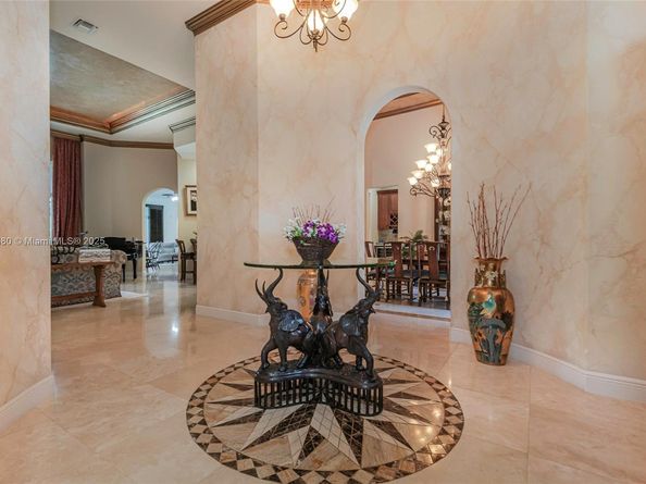 561 E Enclave Cir E, Pembroke Pines FL 33027