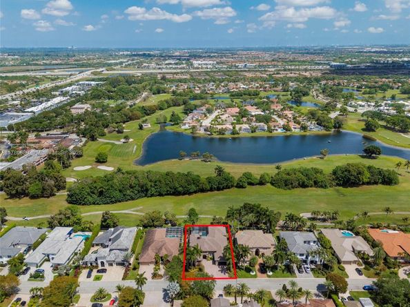 561 E Enclave Cir E, Pembroke Pines FL 33027